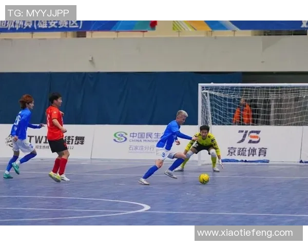 踢足球登场展现青春活力与团队精神的完美结合